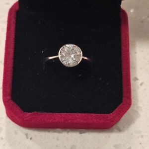 Sterling silver womens ring Sz 7 cubic zirconia round in a bezel set beautiful!